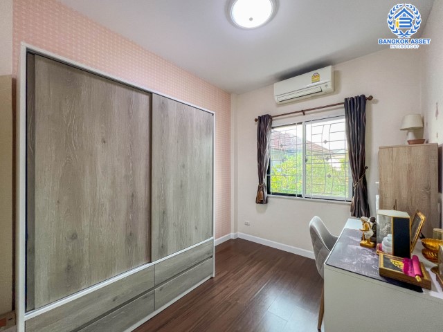 ทาวน์เฮ้าส์มือสองย่านนนทบุรี ม.ลิฟวิ่งพาร์ค พระราม5 เนื้อที่เกือบ 20 ตร.ว. ฟังก์ชัน 3 ห้องนอน 3 ห้องน้ำ 2 ที่จอดรถ บ้านสภาพดี พร้อมเข้าอยู่ มาพร้อมของแถมเพียบ!  3 เครื่องปรับอากาศ, 2 เครื่องทำน้ำอุ่น ฯลฯ บนทำศักยภาพ ใกล้ท่าน้ำนนท์ ทางด่วน "ศรีรัช" รีบจองเลย!